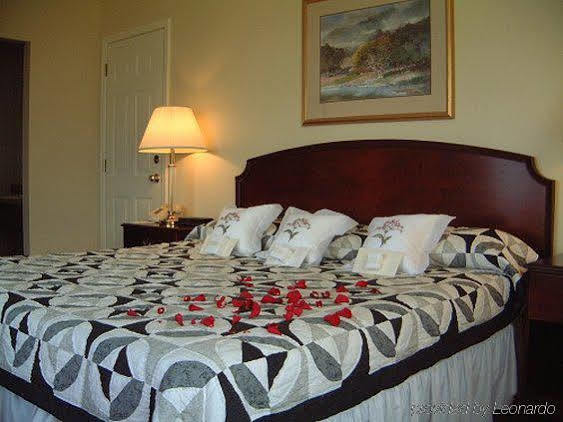Bridgeview Motel Mackinaw City Habitación foto